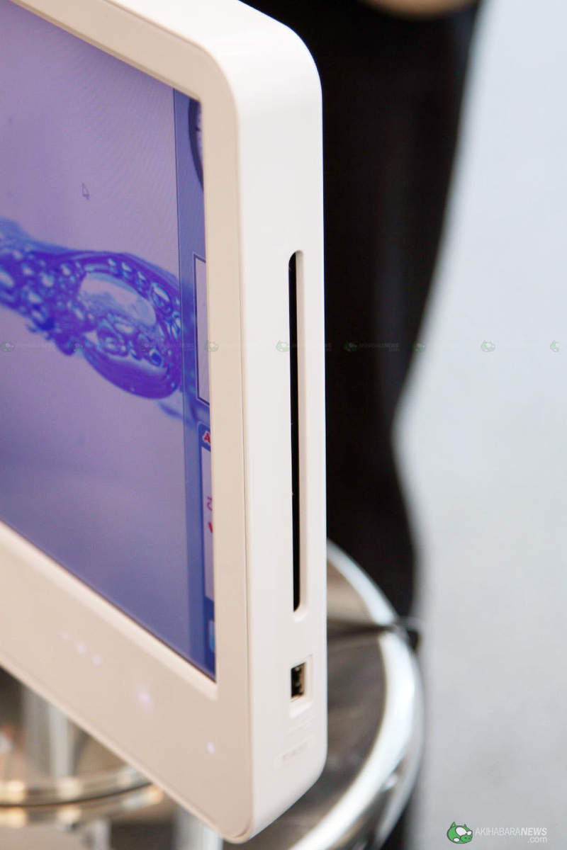 Illustration for article titled Fujitsu FMV F-A50 is iMac's Younger PC Cousin